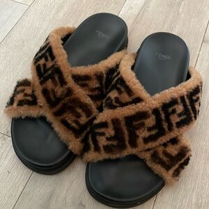 Fendi Fur Slides Tobacco Black perfect condition. 39/9